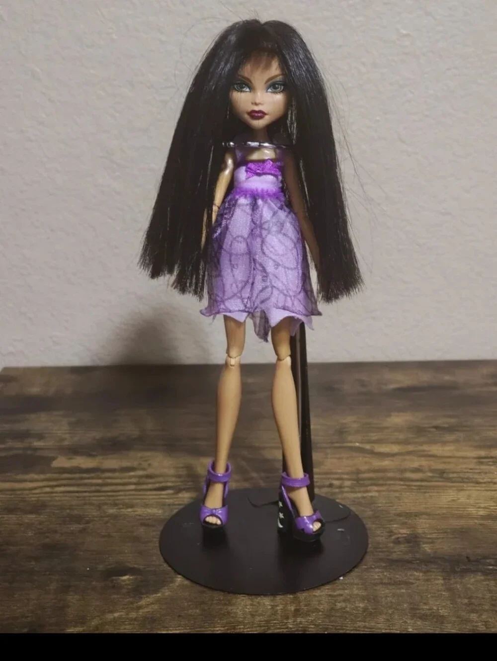 Beautiful 2008 Monster High Cleo de Nile With Purple Outfit